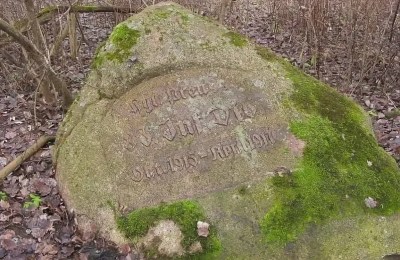 Мемориальный камень немецкого штаба 1917 г. в д. Вишнево