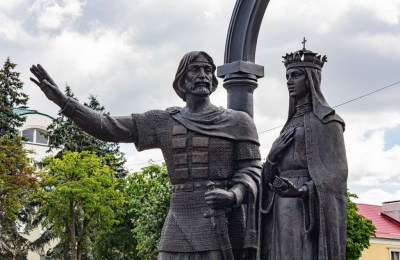 Памятник Владимиру-Иоанну Васильковичу и Ольге Романовне - основателям города Кобрин