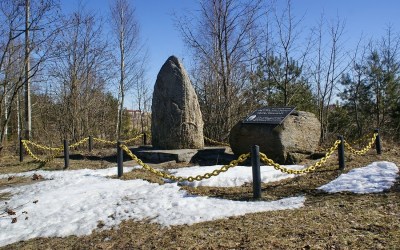 Мемориальные камни в память о Максиме Богдановиче в д. Ракутевщина