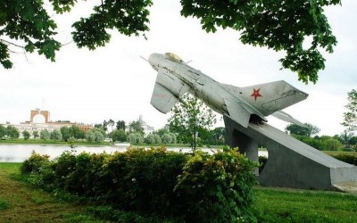 Самолет-памятник в г. Щучин