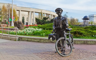 Скульптура «Почтальон» в г. Минск